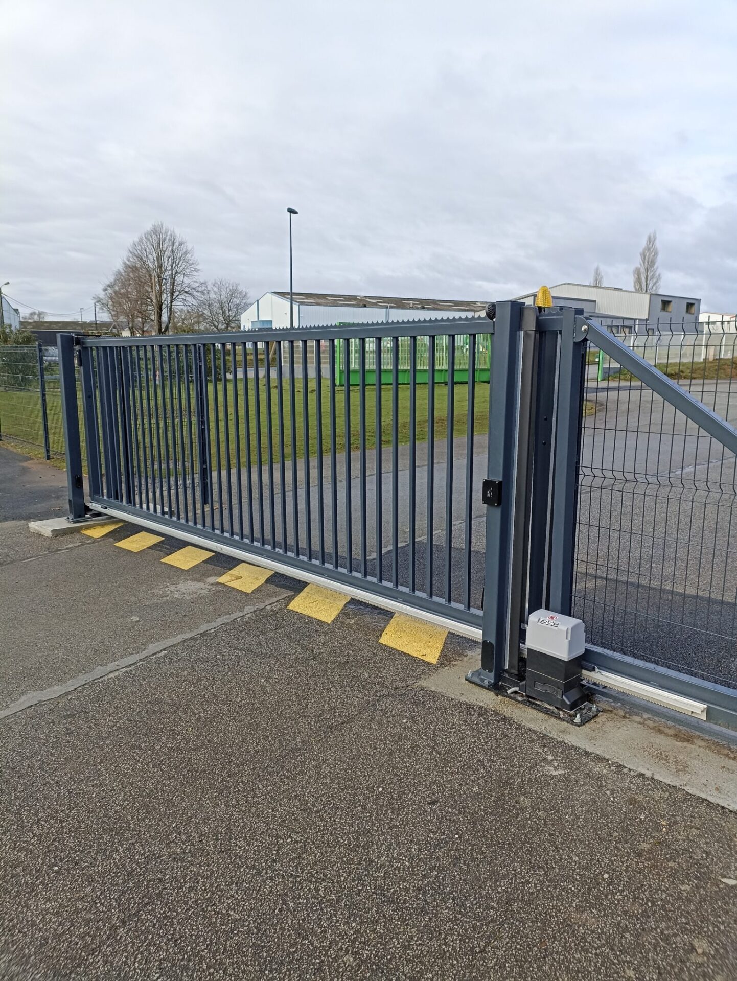 Portail Autoportant Motorisé pour Camping - Installation Tooklo à Quimper Portail autoportant motorisé installé par Tooklo dans un camping de Quimper (Finistère).